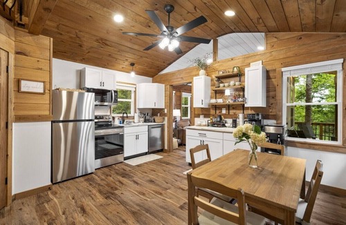 Campton Cabin | Treetop Terrace- Hot Tub, Wifi, Sauna, Firepit