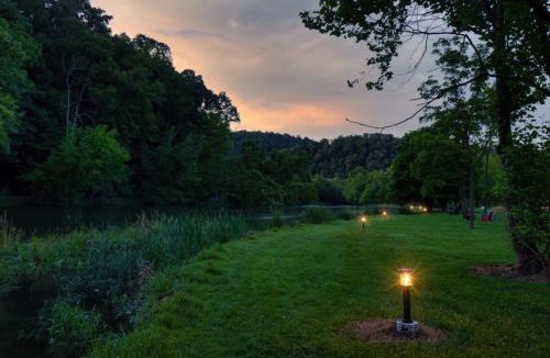 Johnson City Ski Chalet | Tway Bird Chalet on The Watauga River