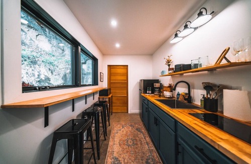 Rogers Cabin | Unique Cliff Hot Tub with Views | Mural | Sleeps 4