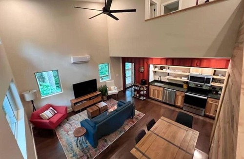 Swannanoa House | Unique Container Home 15 min to Asheville – Walk to Warren Wilson, Pet Friendly!