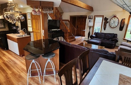 Glasgo House | Unique Private 4 Acre Retreat- Beaches, Mystic, Wineries, Casino and Waterpark!