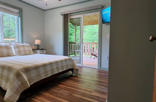 Helvetia Cabin | Unterwalden NEW HotTub Firepit SmartTVs Full Kitchen Mt Hideaway Trout Stream