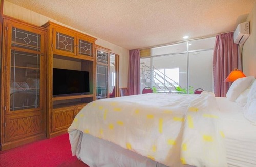 Liberal Hotel | Unwind King Unit! Free Parking And Pets Welcome Just Minutes From The Airport