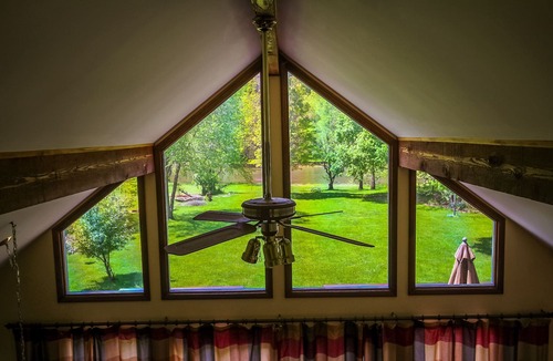 Grassy Creek Cottage | Unwind Where the Air Is Cooler - 3BR/1.5BA Riverfront, Pet Friendly!