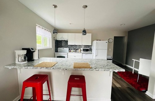 Reading Apartment | Updated 2BR 15 Min to Downtown Cincinnati | 30+ Day Stays Welcome