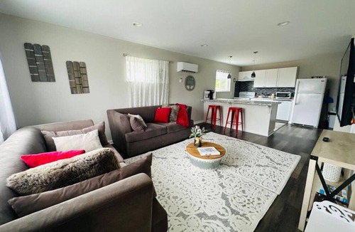 Reading Apartment | Updated 2BR 15 Min to Downtown Cincinnati | 30+ Day Stays Welcome