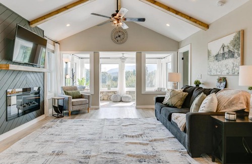 Waynesville House | Updated + Modern Waynesville Cottage w/Fire Pit