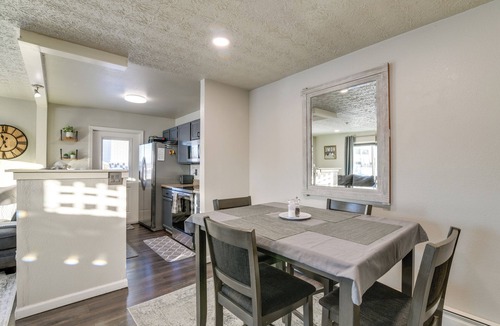 Bayshore - Klatt House | Updated Townhome: Near Airport & Shopping!