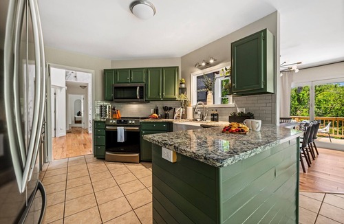 Asheville House | Upscale Retreat-Hot Tub-Sauna-Theater-Firepit-Kid and Dog Haven-12 min to Town