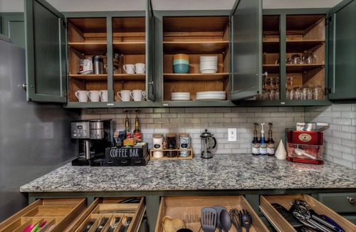Asheville House | Upscale Retreat-Hot Tub-Sauna-Theater-Firepit-Kid and Dog Haven-12 min to Town
