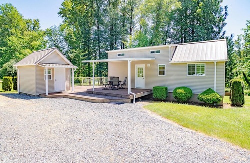 Arlington Cottage | Upscale Riverfront Getaway Cottage