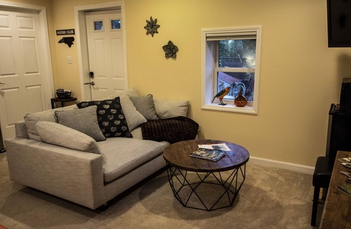 Grace Apartment | Vast Sky Mountain View Studio located just North of Downtown Asheville Walking!