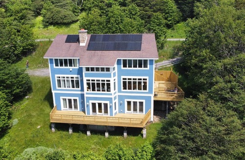 Old Timberline House | VIEW!Hot tub, Cozy, EV Charger,Walk to Dolly Sods, Pet, WiFi, Mountain Top! AC