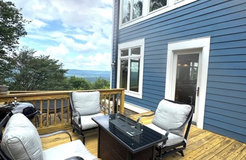 Old Timberline House | VIEW!Hot tub, Cozy, EV Charger,Walk to Dolly Sods, Pet, WiFi, Mountain Top! AC