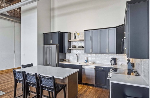 Old City Apartment | Walk Downtown Knoxville・Historic Open Loft Layout