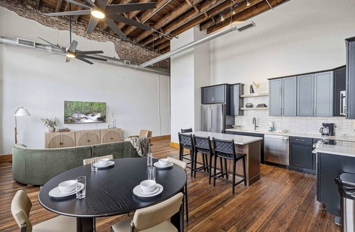 Old City Apartment | Walk Downtown Knoxville・Historic Open Loft Layout