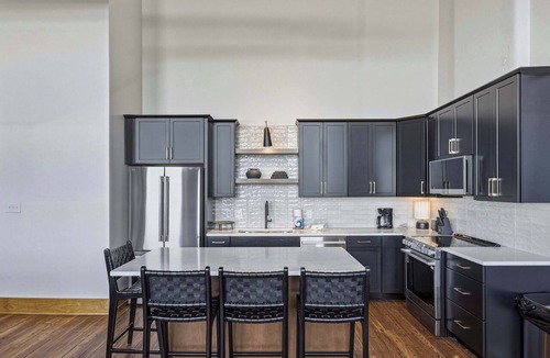 Old City Apartment | Walk Downtown Knoxville・Historic Open Loft Layout