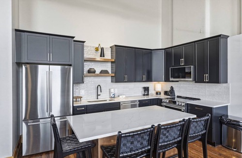Old City Apartment | Walk Downtown Knoxville・Historic Open Loft Layout