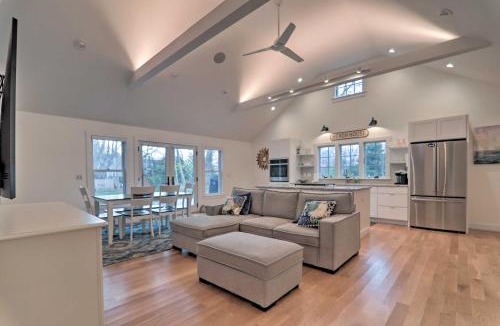 Brewster House | Walk to Beach! Cape Cod Cottage w/Fire Pit