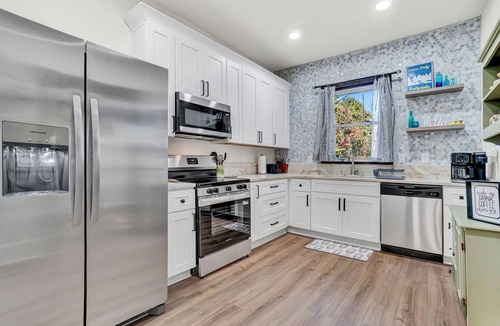 Hendersonville Cottage | Walk to Downtown! Pet-Friendly 2BR Near Trails, Breweries, Restaurants