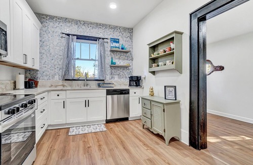 Hendersonville Cottage | Walk to Downtown! Pet-Friendly 2BR Near Trails, Breweries, Restaurants