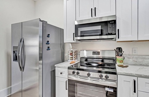 Hendersonville Cottage | Walk to Downtown! Pet-Friendly 2BR Near Trails, Breweries, Restaurants