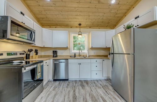Waynesville Cabin | Walk to Main St! Mtn-View Getaway in Waynesville