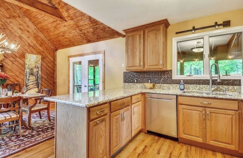 Burnsville Cabin | Walk to Main St., Pets OK, Close to Farmers Market, 30 min to Hatley Pointe