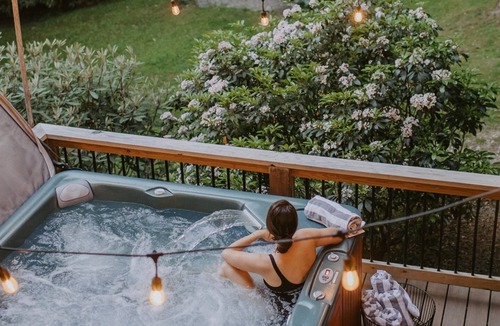 Blowing Rock Cabin | Walk to Price Lake | Hot Tub | Fire Pit | Dogs OK