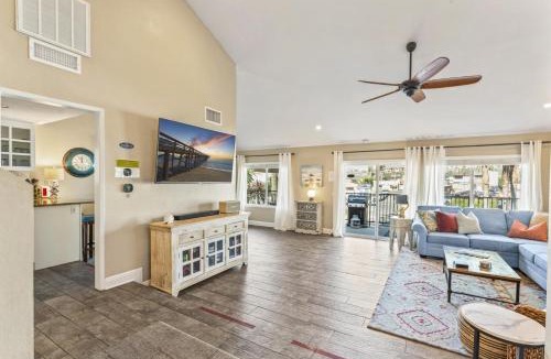 San Clemente House | Walk to the beach and Ole Hanson Casino Wedding Venues
