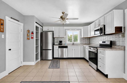 Berryville Cabin | Walkable to local attractions w/Hot Tub & Fire Pit