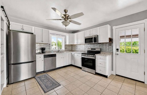 Berryville Cabin | Walkable to local attractions w/Hot Tub & Fire Pit
