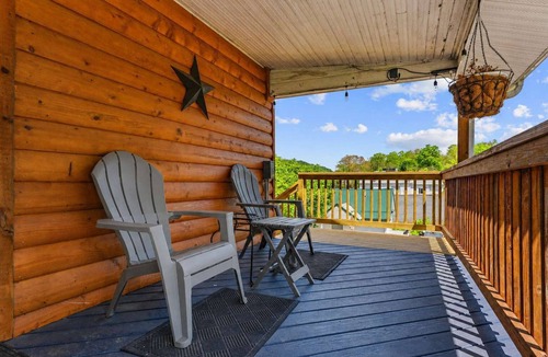 Berryville Cabin | Walkable to local attractions w/Hot Tub & Fire Pit