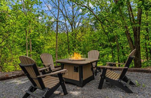 Berryville House | Walkable to local attractions w Hot Tub Fire Pit Family