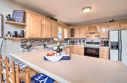 Butler House | Watauga Lake House with Private Dock, pet friendly
