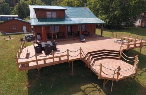 Parkersburg Cabin | Waterfront Log Cabin and Boaters Paradise with Private Boat Dock Access