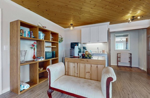 Clinton Apartment | Waterfront studio cottage with stunning views