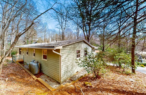Newland Cottage | Welcoming cottage with fireplace, tennis court, pool, deck, W/D, & kitchenette