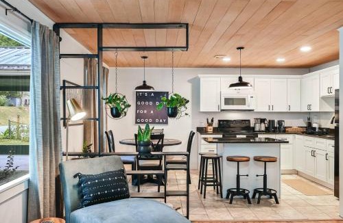 Woodfin House | Wellington Cottage 2BR Modern Boho