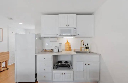 Hampton Condo | Whale's Tale - Boutique Studio Condo w/Pool 🐳