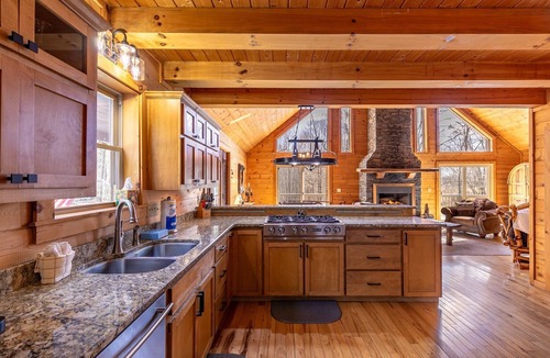 Fleetwood House | Whiskey Bear Escape - private home between Boone and West Jefferson!