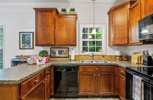 Skyland Cottage | "White Cottage Inn" Charming, Cozy, Convenient!