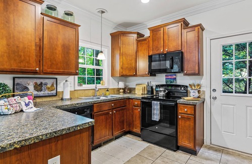 Skyland Cottage | "White Cottage Inn" Charming, Cozy, Convenient!