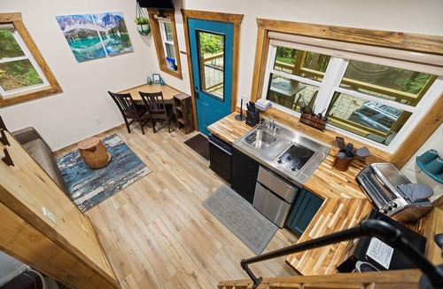 Campton Cabin | Whitney Nook: The Ultimate Cozy & Connected Couples’ Hideaway