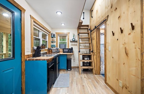 Campton Cabin | Whitney Nook: The Ultimate Cozy & Connected Couples’ Hideaway