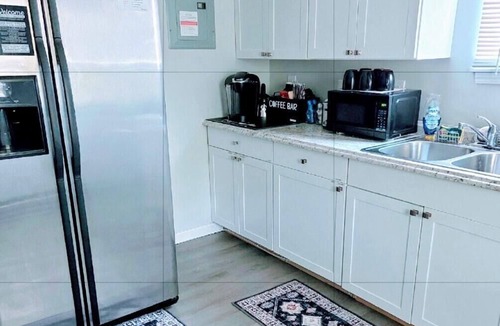 Ripley House | Whole House in Ripley! Queen Bed, Kitchen, Wifi, TVs, Pets+, Coffee Bar, Grill