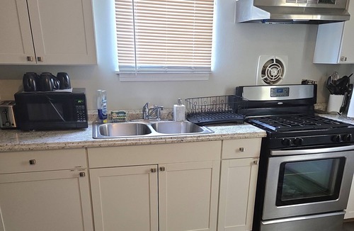 Ripley House | Whole House in Ripley! Queen Bed, Kitchen, Wifi, TVs, Pets+, Coffee Bar, Grill