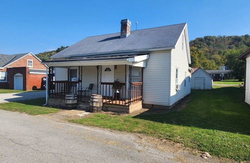 Ripley House | Whole House in Ripley! Queen Bed, Kitchen, Wifi, TVs, Pets+, Coffee Bar, Grill
