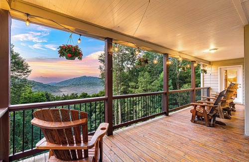 Boone House | Wildlife Manor-6BR Mini Golf Games Fire Pit Views