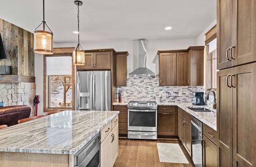 Elk Park Cabin | Winewood Haven at Eagles Nest - Fireplaces, King Ensuite, Firepit